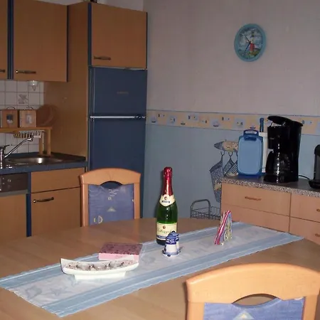 Semesterbostad Ferienhaus-bender-ruegen